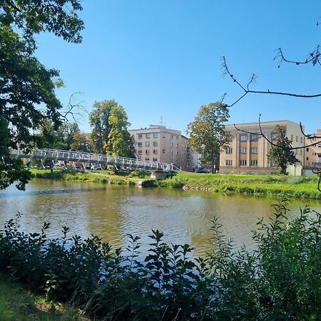 Prostorny Byt V Centru U Reky, 2 Loznice, Balkon Hradec Králové 外观 照片