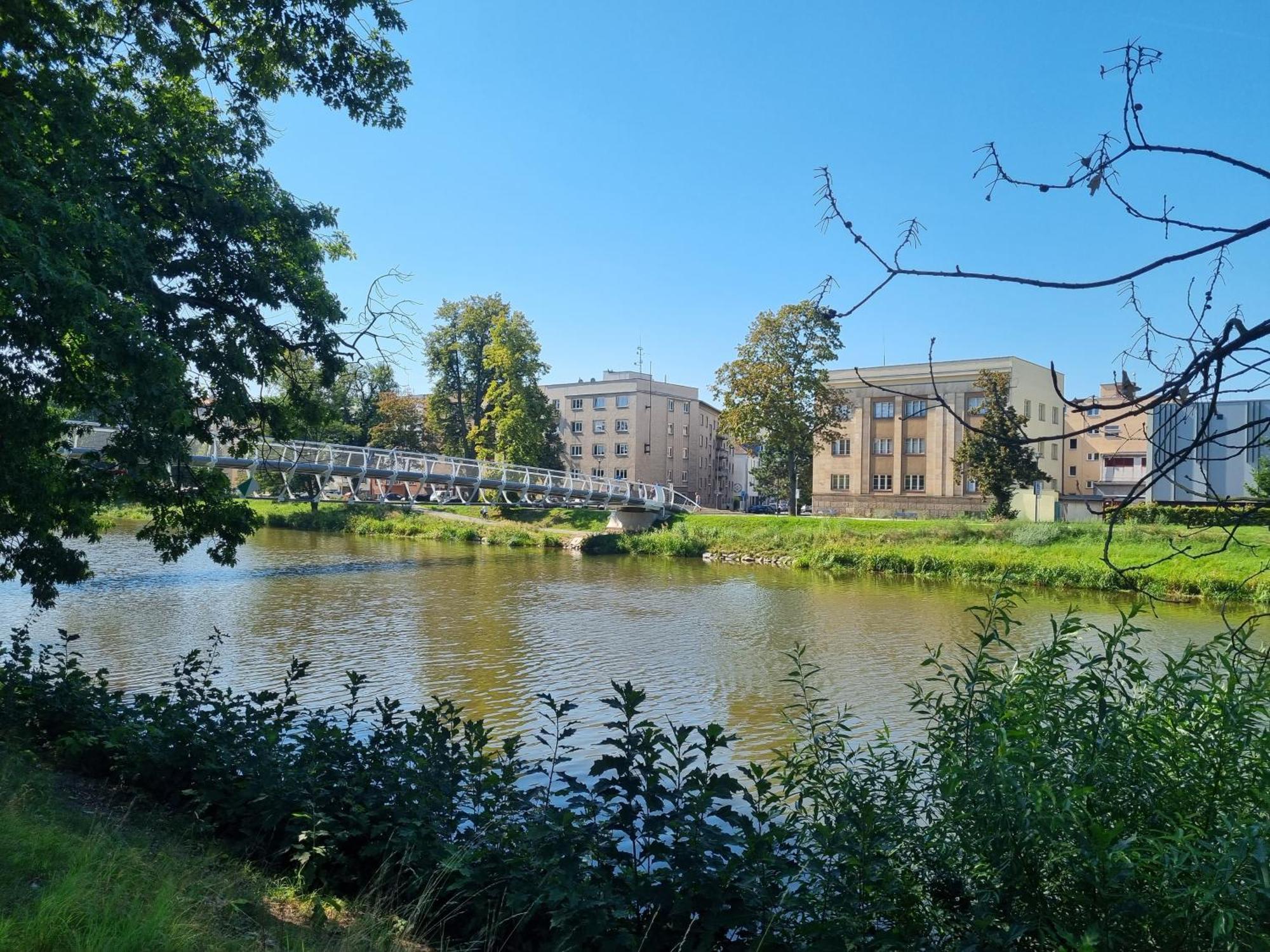 Prostorny Byt V Centru U Reky, 2 Loznice, Balkon Hradec Králové 外观 照片