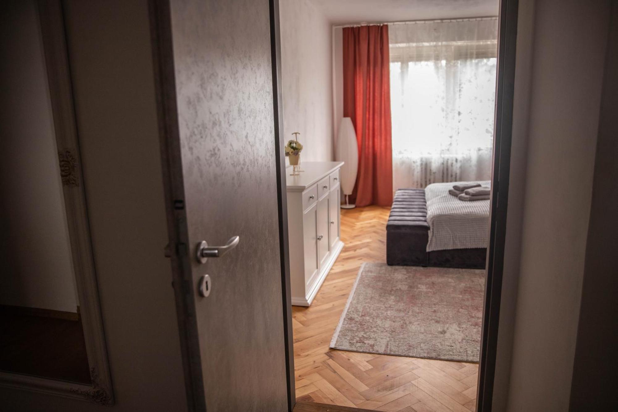 Prostorny Byt V Centru U Reky, 2 Loznice, Balkon Hradec Králové 外观 照片