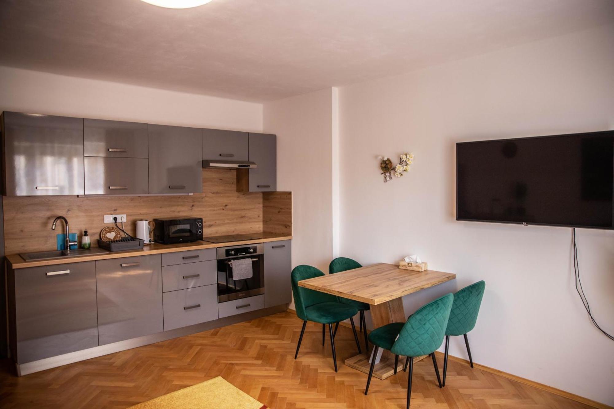 Prostorny Byt V Centru U Reky, 2 Loznice, Balkon Hradec Králové 外观 照片