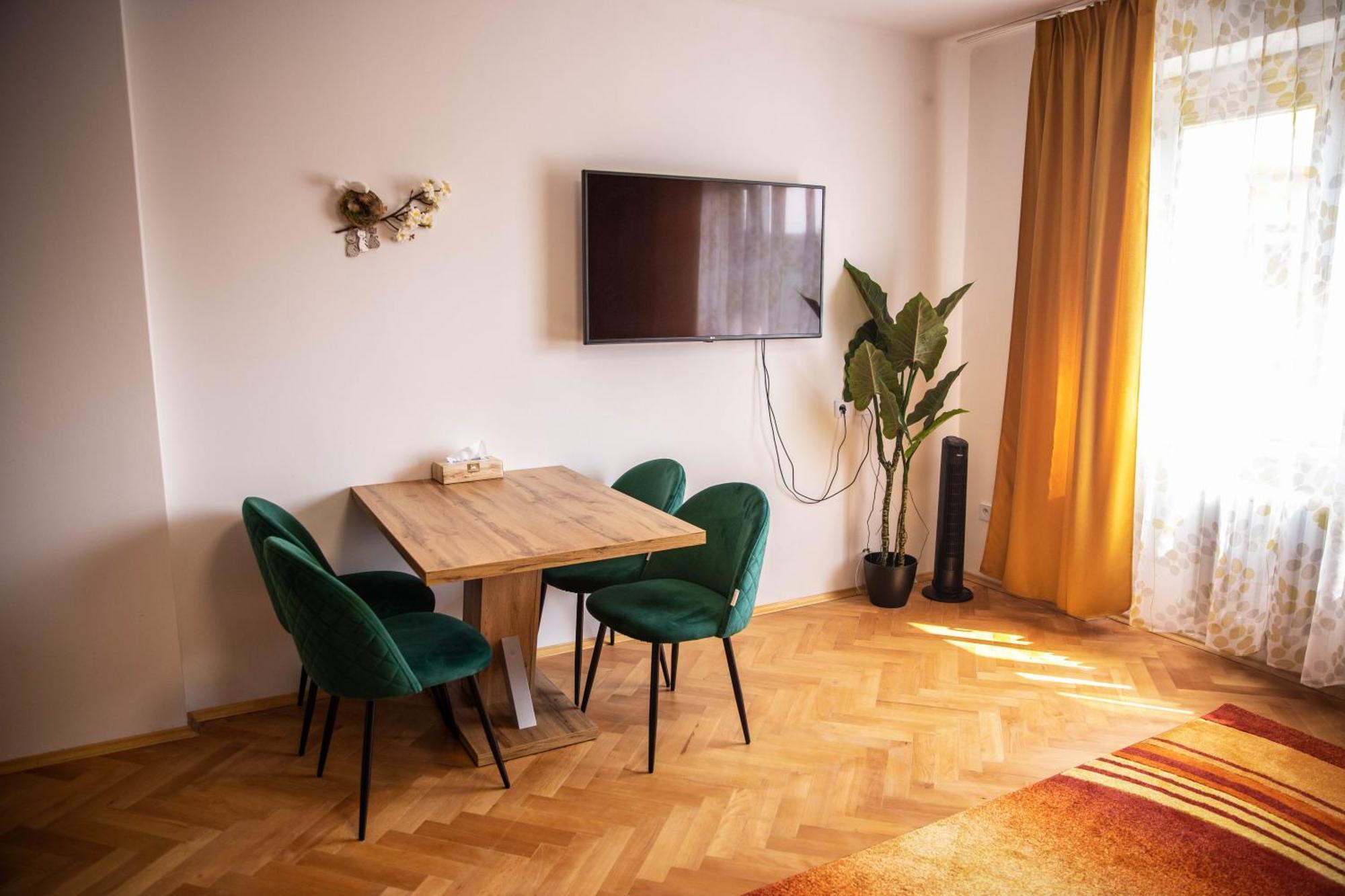 Prostorny Byt V Centru U Reky, 2 Loznice, Balkon Hradec Králové 外观 照片