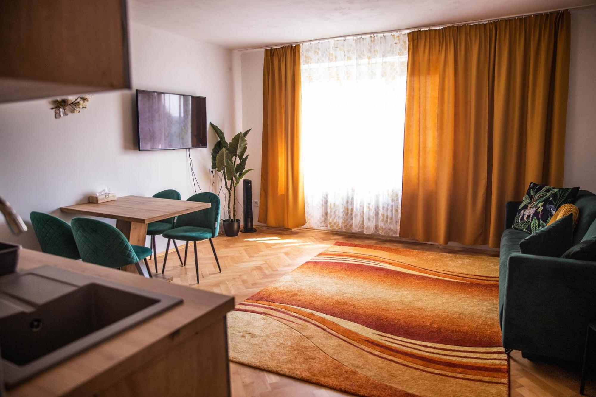 Prostorny Byt V Centru U Reky, 2 Loznice, Balkon Hradec Králové 外观 照片